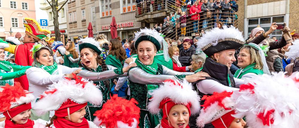 Karnevalsumzüge, Musik, Tanz und Verkleidungen: Die fünfte Jahreszeit beginnt. Zum Start finden viele Veranstaltungen für die Narren statt.