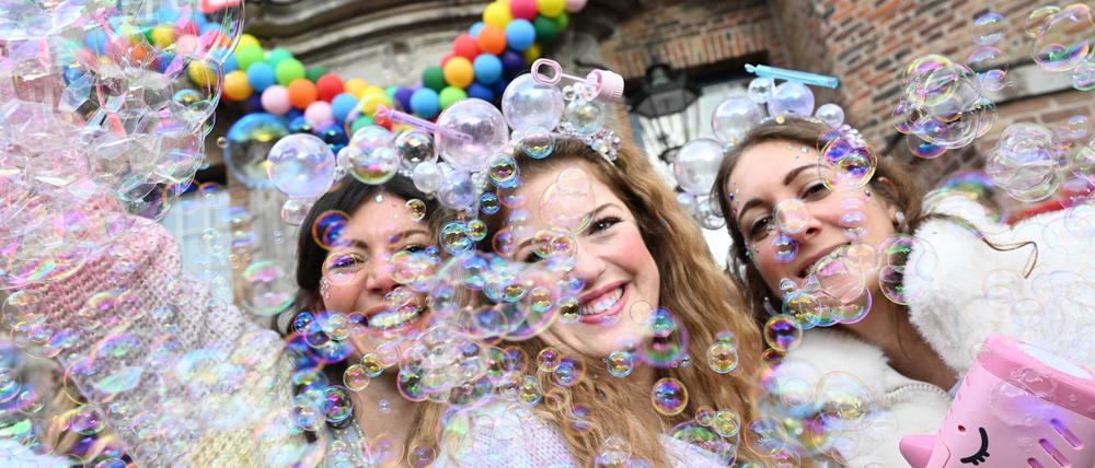 Karneval, Fastnacht oder Fasching: Die tollen Tage stehen vor ihrem Höhepunkt - doch wie wird das Wetter? Die meisten Jecken dürfen sich über Sonne freuen.